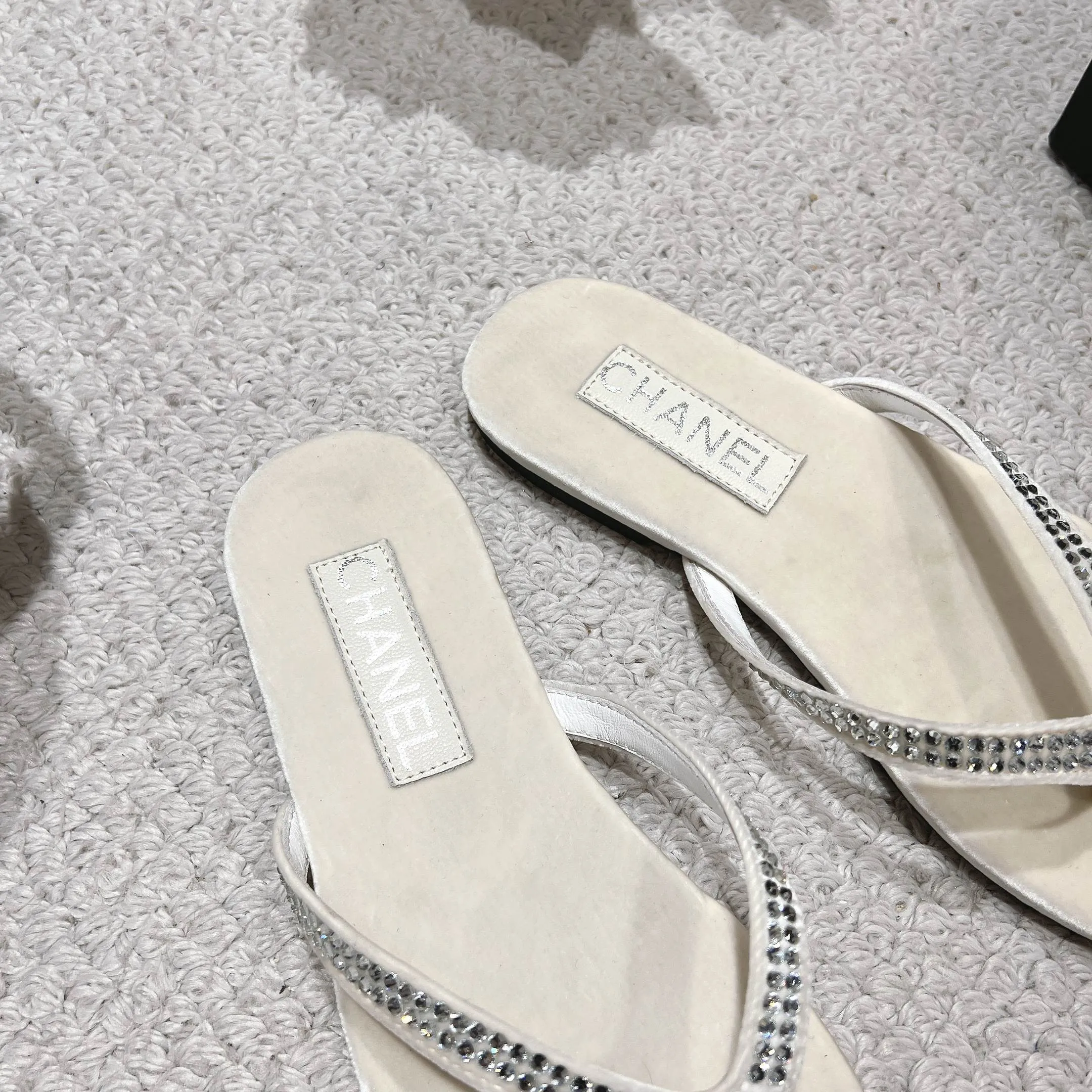 👟👟Ex-factory price 480👟👟 Xiaoxiang chanel 2025 new flip-flops! This series is really amazing. How can it be so beautiful! Summer is really an invincible combination that can be salty or sweet ~ The upper is made of original velvet and the lining is lambskin genuine leather outsole Size: 35-40 (40 customized)